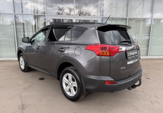 Подержанный автомобиль Toyota RAV4 2013 года (7 фото)