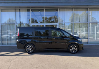 Подержанный автомобиль Honda Stepwgn 2017 года (4 фото)