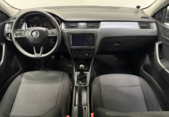 Подержанный автомобиль Skoda Rapid Liftback 2016 года (10 фото)