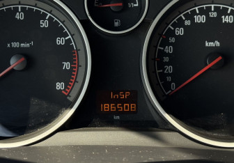 Подержанный автомобиль Opel Astra Sedan 2013 года (9 фото)