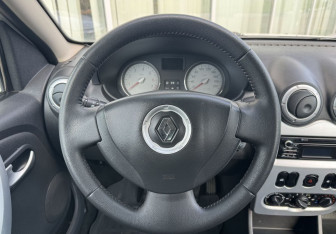 Подержанный автомобиль Renault Sandero 2013 года (10 фото)