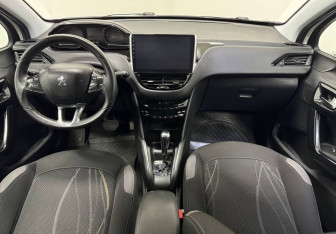 Подержанный автомобиль Peugeot 208 2013 года (10 фото)