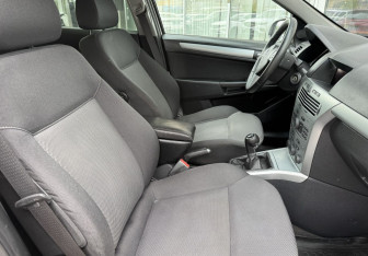 Подержанный автомобиль Opel Astra Sedan 2012 года (10 фото)