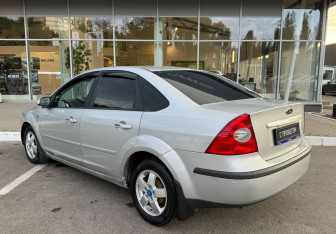 Подержанный автомобиль Ford Focus Sedan 2007 года (7 фото)