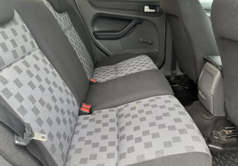 Подержанный автомобиль Ford Focus Sedan 2007 года (11 фото)