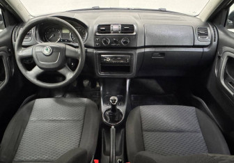 Подержанный автомобиль Skoda Fabia Hatchback 2012 года (10 фото)