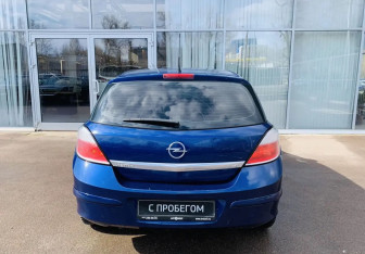 Подержанный автомобиль Opel Astra Hatchback 2004 года (5 фото)
