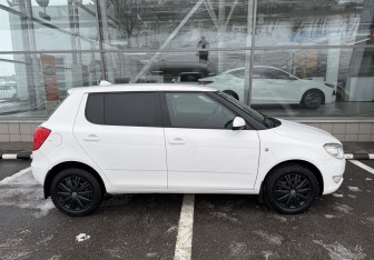 Подержанный автомобиль Skoda Fabia Hatchback 2014 года (4 фото)