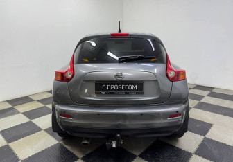 Подержанный автомобиль Nissan Juke 2011 года (6 фото)