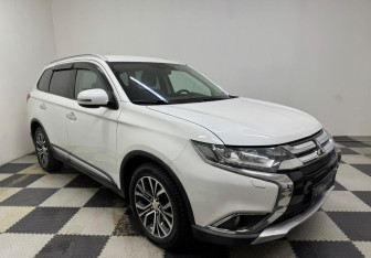 Подержанный автомобиль Mitsubishi Outlander 2015 года (3 фото)