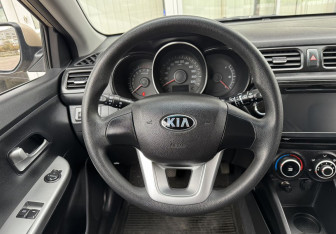 Подержанный автомобиль Kia Rio Hatchback 2013 года (10 фото)