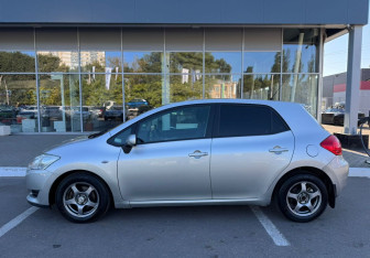 Подержанный автомобиль Toyota Auris Hatchback 2009 года (8 фото)