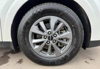 Подержанный автомобиль Kia Carnival 2021 года (12 фото)