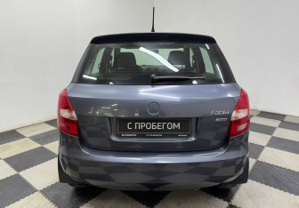 Подержанный автомобиль Skoda Fabia Hatchback 2012 года (6 фото)