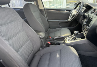 Подержанный автомобиль Volkswagen Jetta Sedan 2012 года (10 фото)