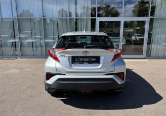 Подержанный автомобиль Toyota C-HR 2018 года (6 фото)