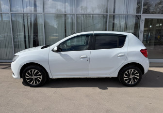 Подержанный автомобиль Renault Sandero 2014 года (8 фото)
