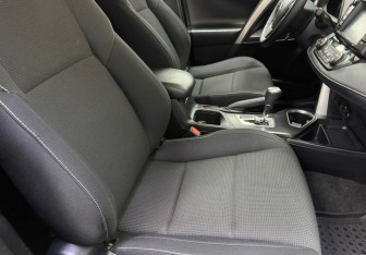 Подержанный автомобиль Toyota RAV4 2017 года (9 фото)