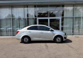 Подержанный автомобиль Chevrolet Aveo Sedan 2013 года (4 фото)