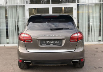Подержанный автомобиль Porsche Cayenne 2011 года (6 фото)