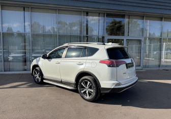 Подержанный автомобиль Toyota RAV4 2016 года (7 фото)