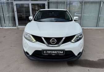 Подержанный автомобиль Nissan Qashqai 2015 года (2 фото)
