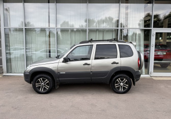 Подержанный автомобиль Chevrolet Niva 2012 года (8 фото)