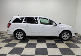 Подержанный автомобиль Opel Astra Wagon 2014 года (4 фото)