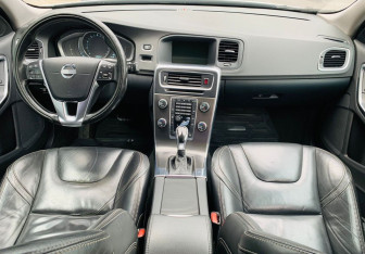 Подержанный автомобиль Volvo S60 2013 года (10 фото)