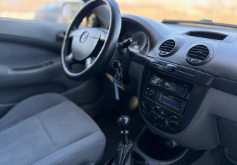 Подержанный автомобиль Chevrolet Lacetti Wagon 2006 года (9 фото)