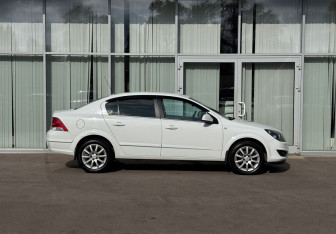 Подержанный автомобиль Opel Astra Sedan 2012 года (4 фото)