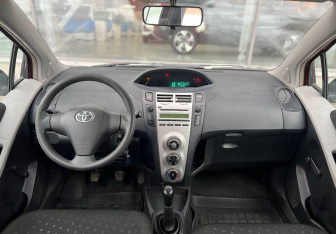 Подержанный автомобиль Toyota Yaris Hatchback 2007 года (9 фото)