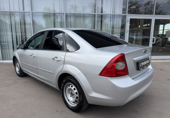 Подержанный автомобиль Ford Focus Sedan 2007 года (7 фото)