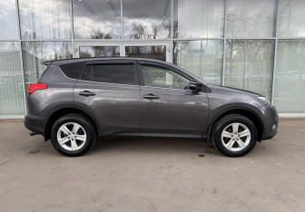 Подержанный автомобиль Toyota RAV4 2013 года (4 фото)