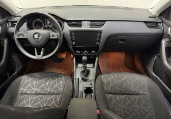 Подержанный автомобиль Skoda Octavia Liftback 2019 года (11 фото)