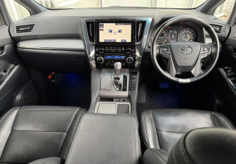 Подержанный автомобиль Toyota Alphard 2018 года (9 фото)