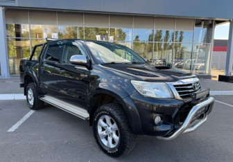 Подержанный автомобиль Toyota Hilux 2012 года (3 фото)