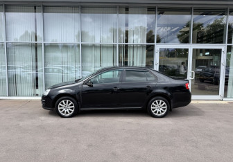 Подержанный автомобиль Volkswagen Jetta Sedan 2009 года (8 фото)