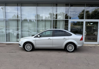 Подержанный автомобиль Ford Focus Sedan 2011 года (8 фото)