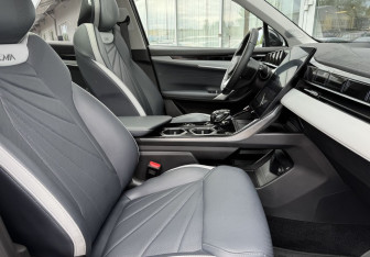 Подержанный автомобиль Geely Atlas 2024 года (10 фото)