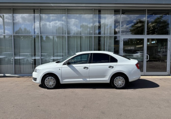 Подержанный автомобиль Skoda Rapid Liftback 2016 года (8 фото)