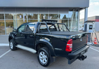Подержанный автомобиль Toyota Hilux 2012 года (7 фото)