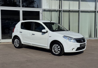 Подержанный автомобиль Renault Sandero 2013 года (3 фото)