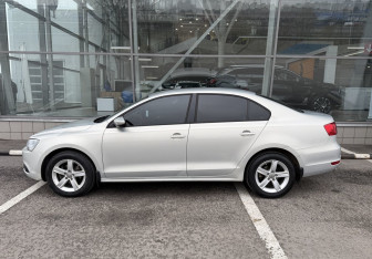 Подержанный автомобиль Volkswagen Jetta Sedan 2014 года (8 фото)