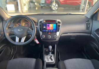 Подержанный автомобиль Kia Ceed Hatchback 2010 года (9 фото)