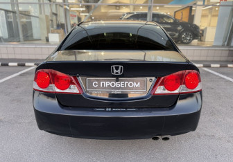 Подержанный автомобиль Honda Civic Sedan 2007 года (6 фото)