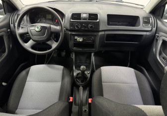 Подержанный автомобиль Skoda Fabia Hatchback 2011 года (10 фото)