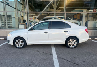 Подержанный автомобиль Skoda Rapid Liftback 2015 года (8 фото)