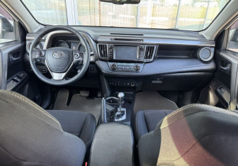 Подержанный автомобиль Toyota RAV4 2016 года (9 фото)