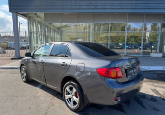 Подержанный автомобиль Toyota Corolla Sedan 2008 года (7 фото)